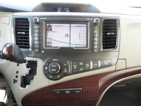 Used 2011 Toyota Sienna XLE w/ XLE Navigation Pkg FWD image 23