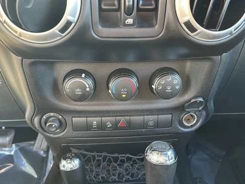 Used 2015 Jeep Wrangler Unlimited Sahara AWD/4WD image 35