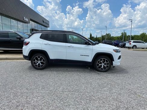 Used 2024 Jeep Compass Limited AWD/4WD image 9
