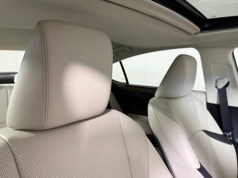 Used 2025 Lexus ES 300h w/ Premium Package image 37