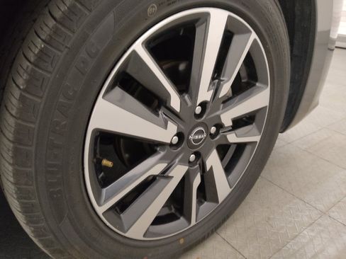Used 2024 Nissan Versa SV FWD image 31