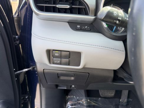 Used 2020 Toyota Highlander XLE AWD/4WD image 11