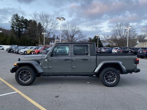 Used 2020 Jeep Gladiator Overland image 2