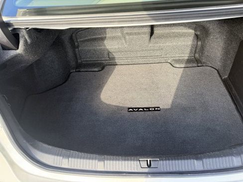 Used 2018 Toyota Avalon Limited image 22