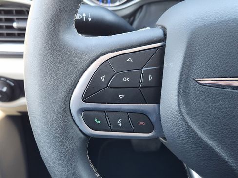 Used 2024 Chrysler Pacifica Touring-L image 27