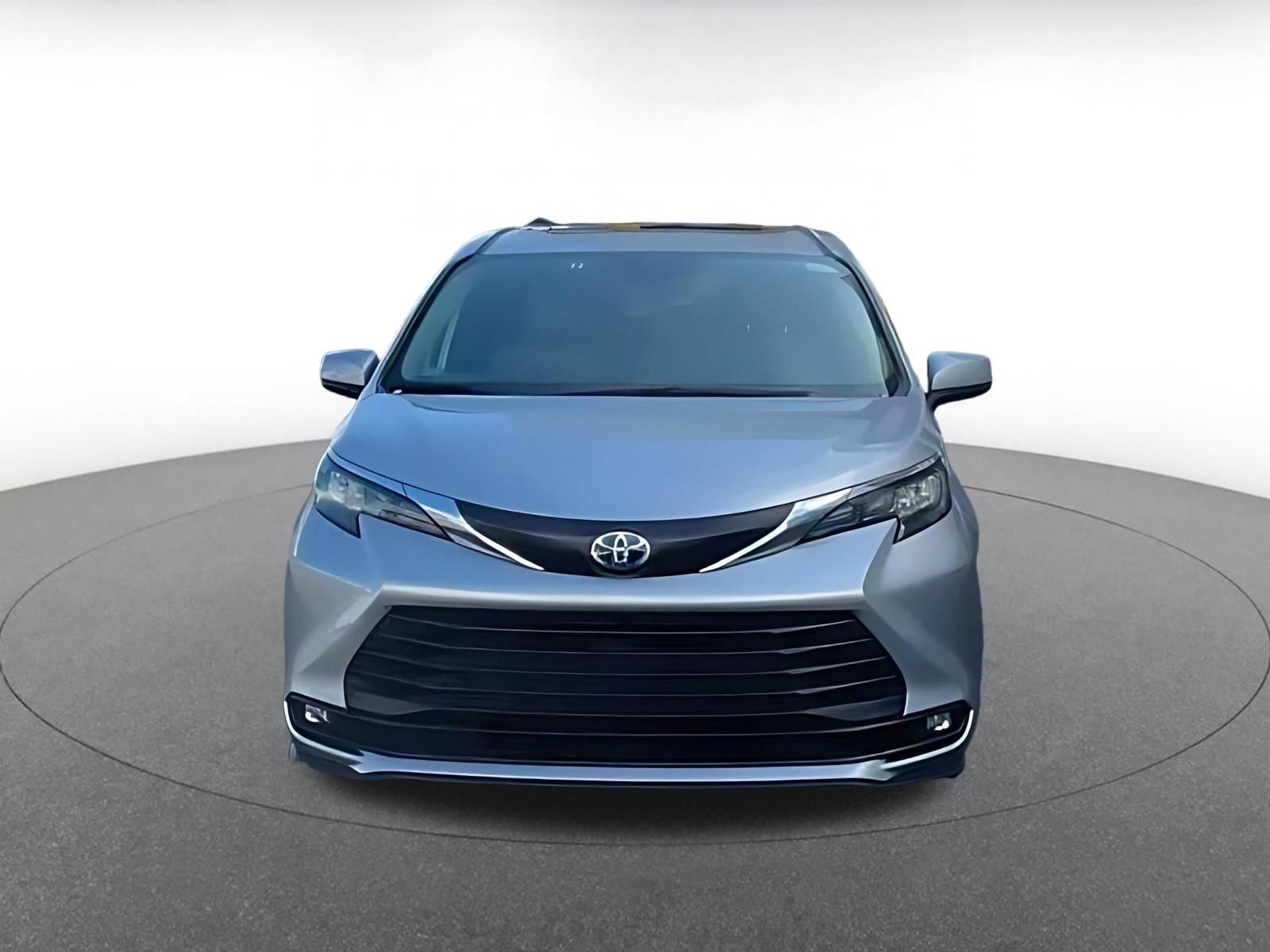 Used 2025 Toyota Sienna XLE FWD image 4