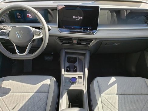New 2025 Volkswagen Tiguan SE image 9