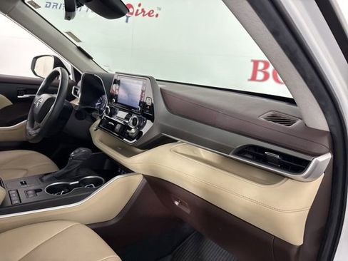 Used 2022 Toyota Highlander XLE image 17