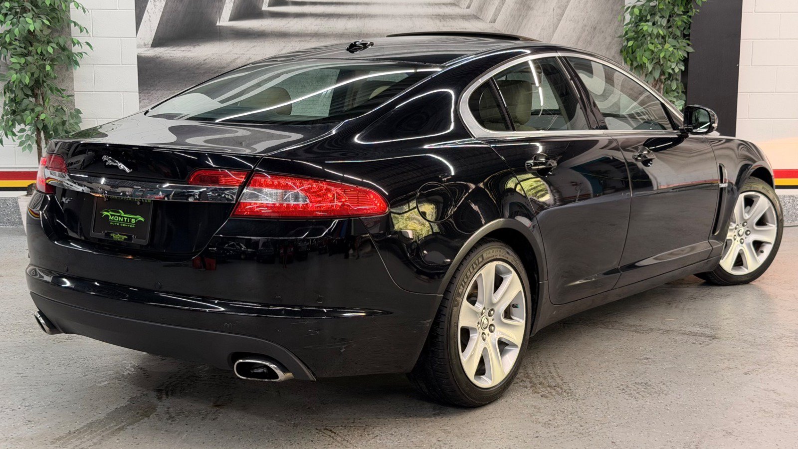 Used 2011 Jaguar XF RWD image 7
