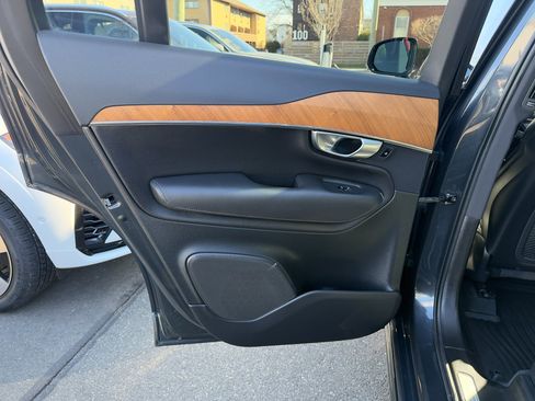 Certified 2022 Volvo XC90 T6 Momentum w/ Climate Package image 31