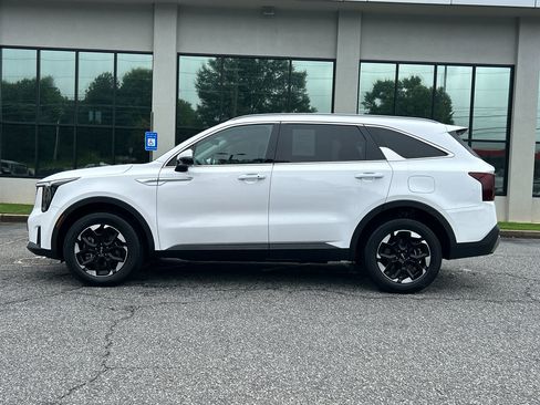 Used 2024 Kia Sorento S image 3