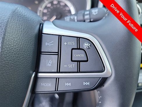 Used 2024 Toyota Highlander XLE AWD/4WD image 6