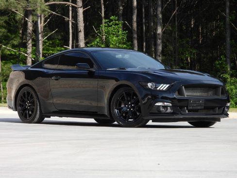 Used 2017 Ford Mustang GT w/ Black Accent Package RWD image 19