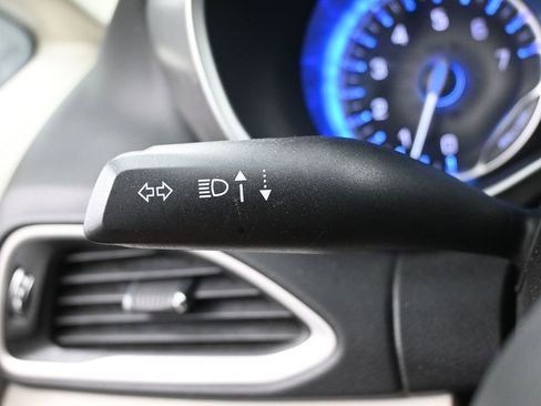 Used 2023 Chrysler Pacifica Touring-L FWD image 17