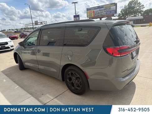 Used 2021 Chrysler Pacifica Touring w/ S Appearance Package FWD image 3