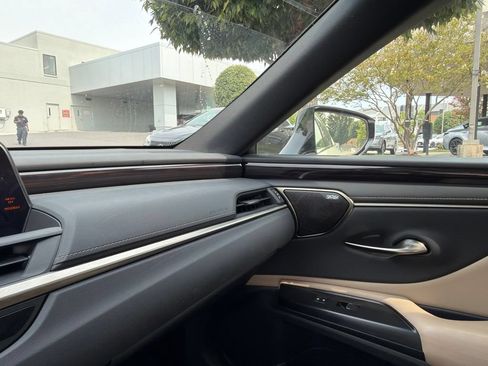 Used 2021 Lexus ES 300h w/ Premium Package FWD image 32