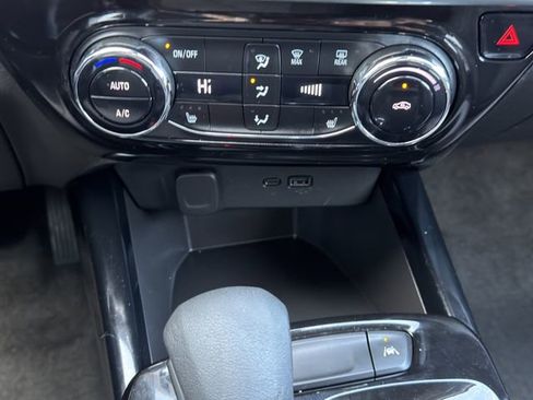 Used 2024 Chevrolet Trax LT w/ LT Convenience Package image 19