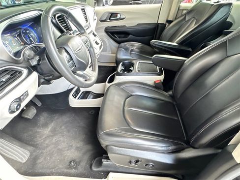 Used 2023 Chrysler Pacifica Touring-L image 10