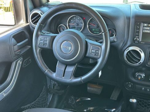 Used 2016 Jeep Wrangler Unlimited Sahara w/ Connectivity Group AWD/4WD image 18