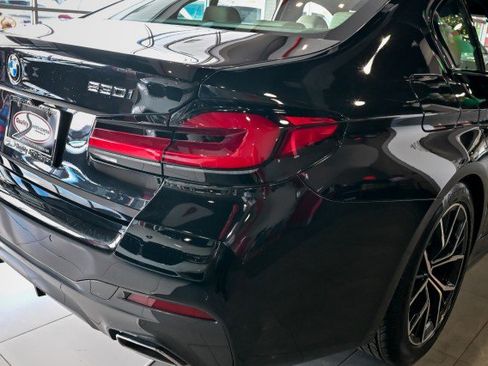 Used 2022 BMW 530i xDrive w/ M Sport Package image 11