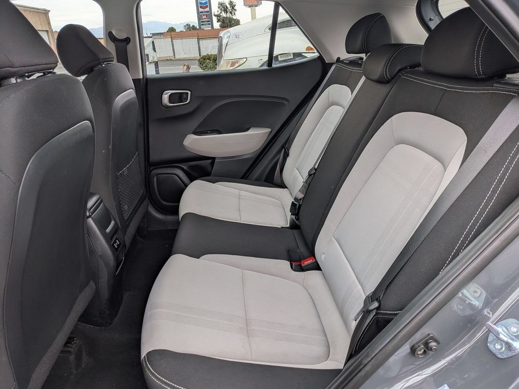 Used 2025 Hyundai Venue SEL FWD image 25
