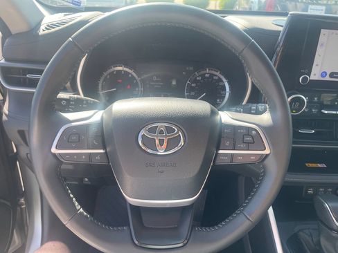Used 2024 Toyota Highlander XLE AWD/4WD image 9