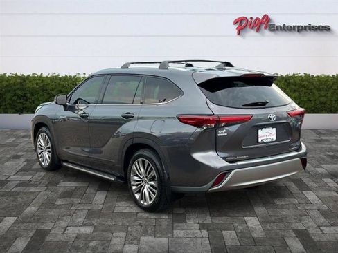 Used 2021 Toyota Highlander Platinum FWD image 2