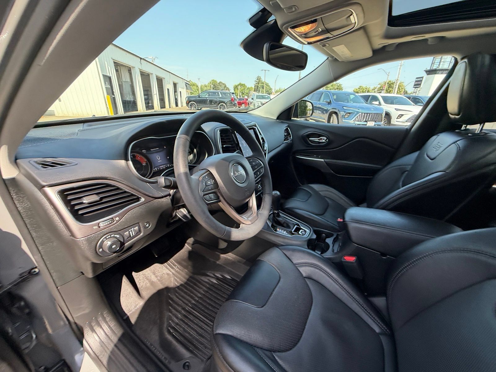 Used 2022 Jeep Cherokee Limited w/ Elite Package AWD/4WD image 10