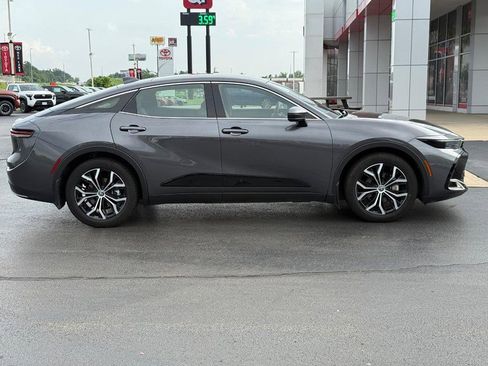 Used 2023 Toyota Crown image 2