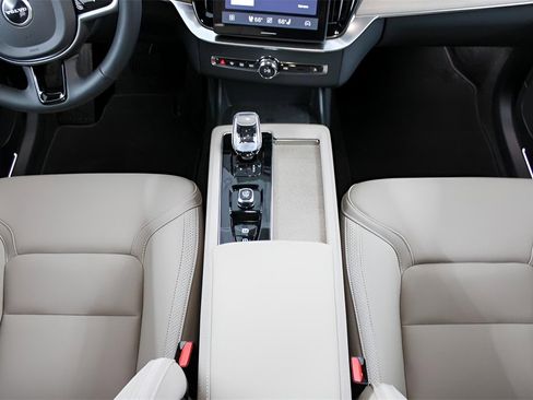 New 2026 Volvo XC90 B5 Plus image 16