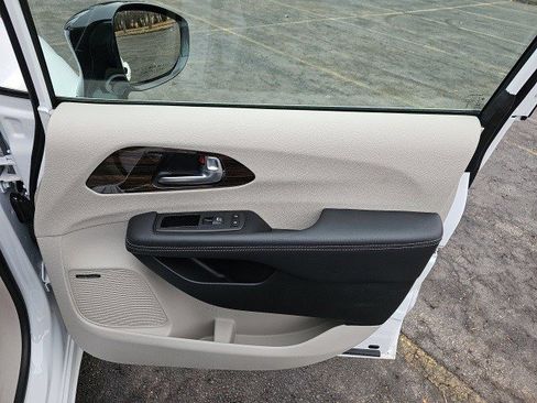 Used 2024 Chrysler Pacifica Limited w/ Uconnect Theater Family Group image 15
