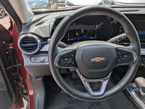 Used 2025 Chevrolet Trax LT w/ LT Convenience Package FWD image 21