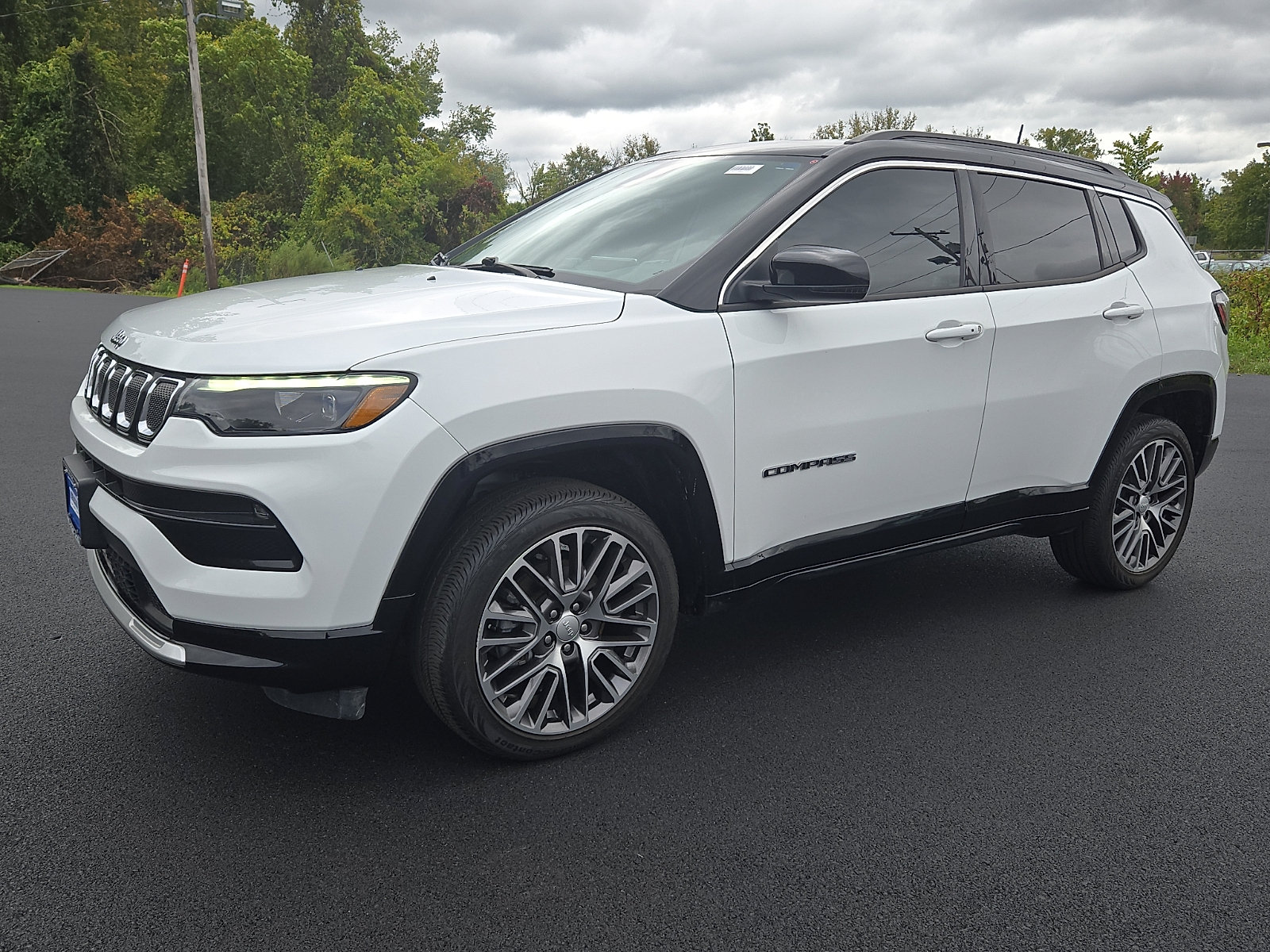 Used 2022 Jeep Compass Limited w/ Elite Group AWD/4WD image 3
