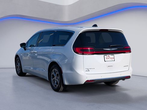 Used 2024 Chrysler Pacifica Limited image 7