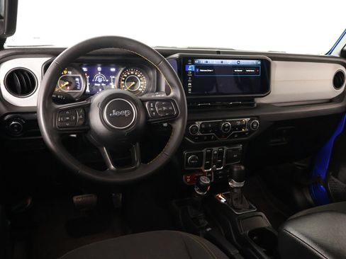 Used 2024 Jeep Gladiator Sport AWD/4WD image 2