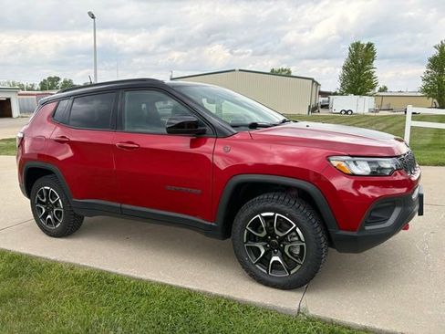 Used 2025 Jeep Compass Trailhawk AWD/4WD image 3