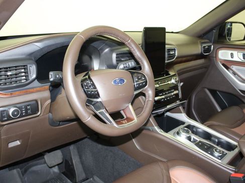 Used 2023 Ford Explorer King Ranch w/ Technology Package image 4