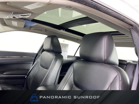 Used 2019 Chrysler 300 Limited RWD image 2