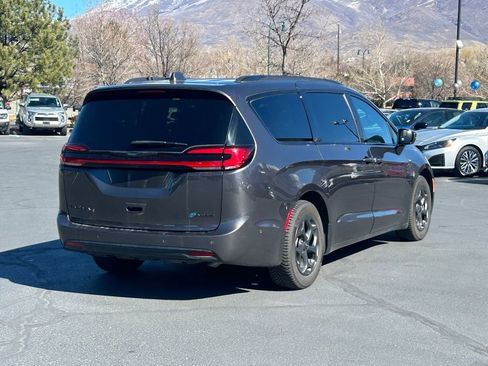Used 2021 Chrysler Pacifica Touring-L w/ S Appearance Package image 3