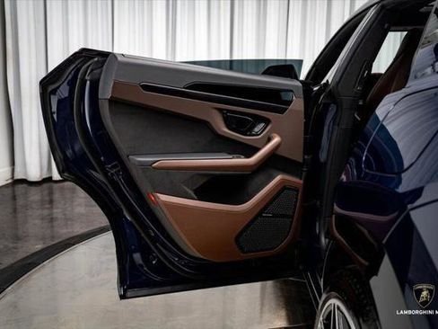 Used 2025 Lamborghini Urus SE AWD/4WD image 44