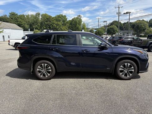 Used 2024 Toyota Highlander XLE AWD/4WD image 8