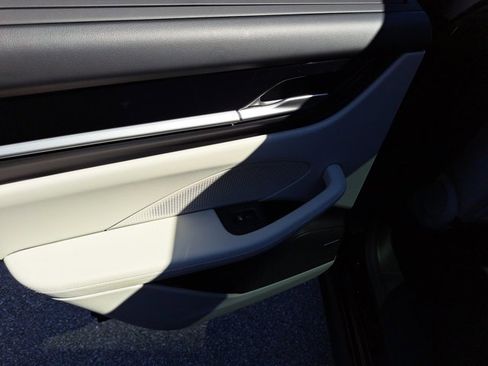 Certified 2025 Porsche Macan Electric image 21