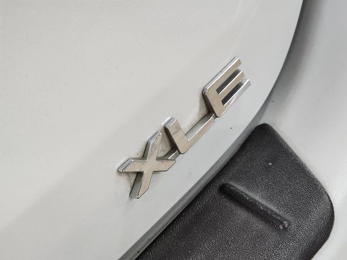 Used 2022 Toyota Highlander XLE FWD image 26
