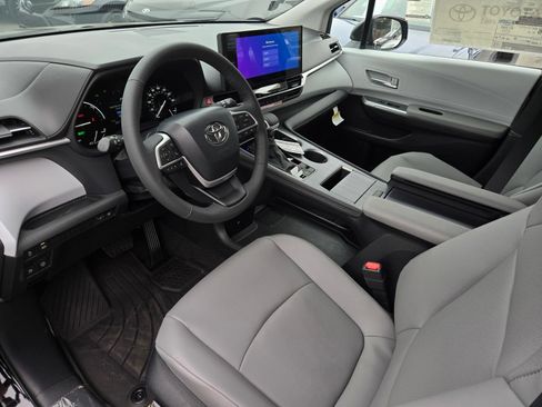 Certified 2026 Toyota Sienna XLE FWD image 8