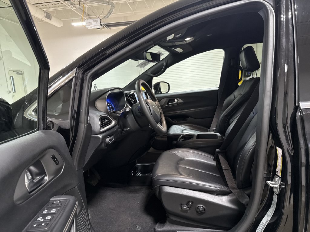 Used 2025 Chrysler Pacifica Select FWD image 19