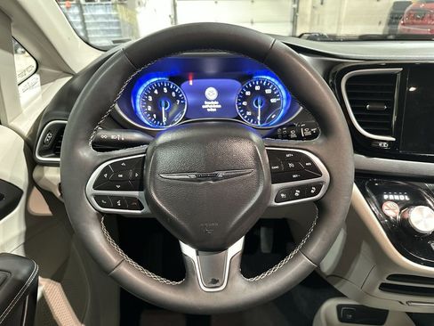 Used 2024 Chrysler Pacifica Touring-L image 11