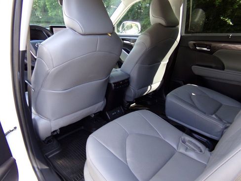Used 2024 Toyota Highlander AWD image 22