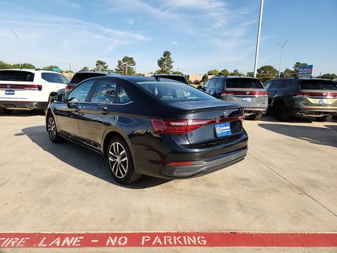 Certified 2025 Volkswagen Jetta SE FWD image 5