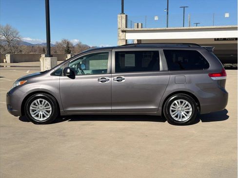 Used 2012 Toyota Sienna XLE image 4
