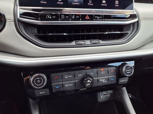 Used 2025 Jeep Compass Limited image 9